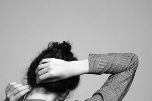 Чутлива шкіра голови: чому свербить і пече та як її заспокоїти фото